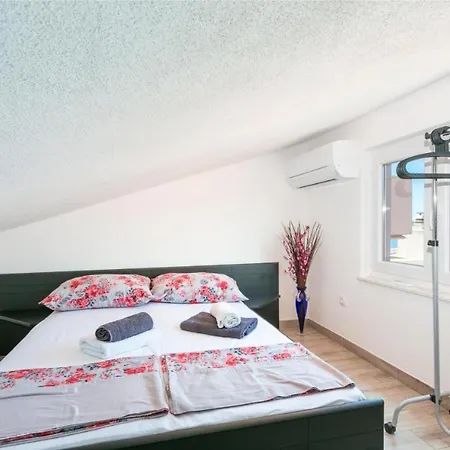 Palavra - With Amazing Sea Views And Heated Pool Apartment Trogir