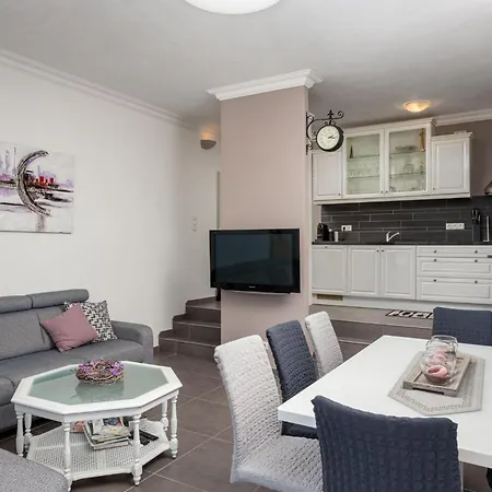Apartment Palavra - With Amazing Sea Views And Heated Pool Trogir