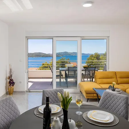 아파트 Palavra - With Amazing Sea Views And Heated Pool 트로기르