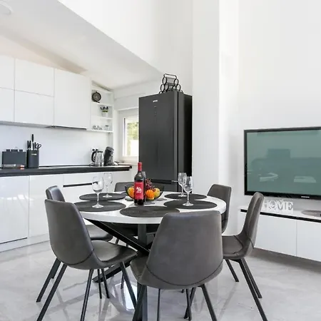 Palavra - With Amazing Views And Shared Heated Pool * Trogir