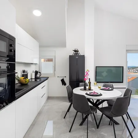 Apartment Palavra - With Amazing Views And Shared Heated Pool