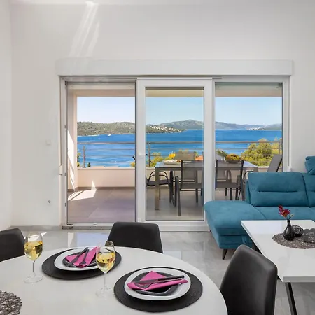 Apartment Palavra - With Amazing Views And Shared Heated Pool *