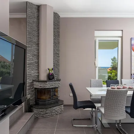 Apartment Palavra - With Amazing Views And Shared Heated Pool