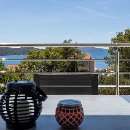 Palavra - With Amazing Views And Shared Heated Pool * Trogir
