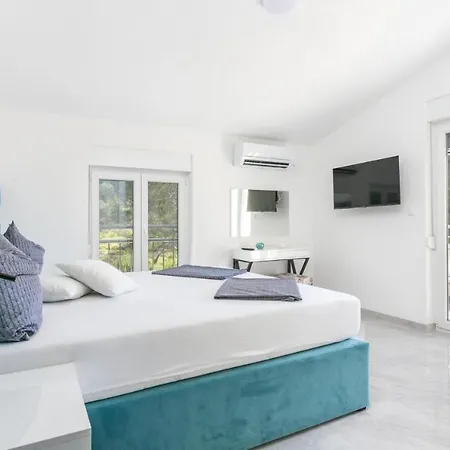 Apartment Palavra - With Amazing Views And Shared Heated Pool *