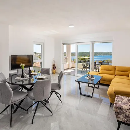 Apartment Palavra - With Amazing Views And Shared Heated Pool