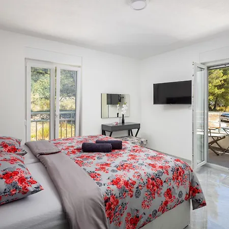 Apartment Palavra - With Amazing Views And Shared Heated Pool
